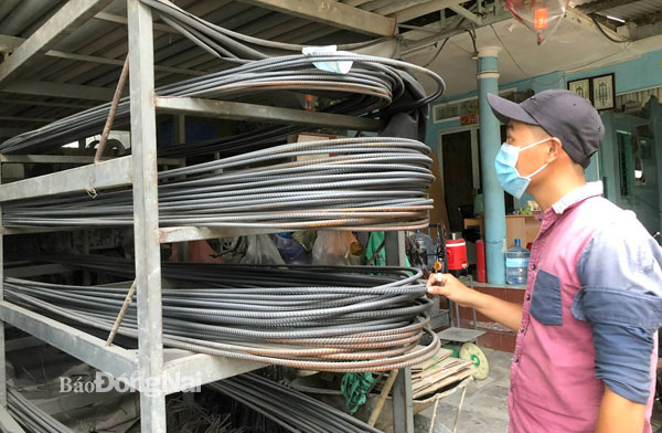 Khách tìm hiểu mua hàng tại một cửa hàng vật liệu xây dựng ở TP.Biên Hòa. Ảnh: Văn Gia