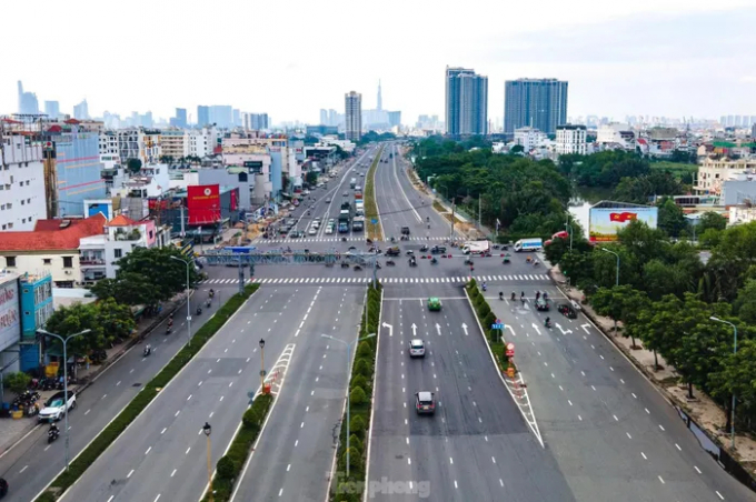 Một đoạn đường Nguyễn Văn Linh (quận 7, TPHCM) sau khi được nâng cấp, mở rộng. Ảnh: Phạm Nguyễn