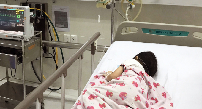 Bệnh nhi đột quỵ đang được theo dõi tại Khoa Cấp cứu, Bệnh viện Nhi Đồng 2 (TPHCM) - Ảnh: Phạm An