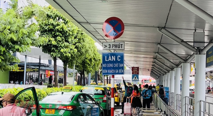 Cảng hàng không quốc tế Tân Sơn Nhất vừa có quy định về đón khách tại sân bay đối với taxi, xe công nghệ, ô tô hợp đồng - Ảnh: Quốc Thái