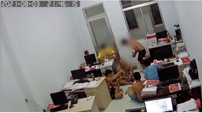 Cảnh đánh bài tại Chi nhánh Văn phòng đăng ký đất đai huyện Ba Tri. (Ảnh cắt từ clip)