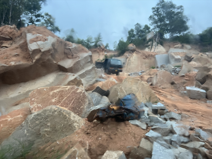 Xe chở đất đá vô tư vào các mỏ lậu ở xã Cam Hiệp Nam mà không bị xử phạt.
