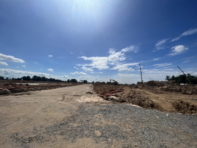 Theo ghi nhận của PV hiện tại dự án “TNR Star Kiến Tường” vẫn đang là bãi đất trống, ngổn ngang vật liệu, chưa hoàn thiện cơ sở hạ tầng.