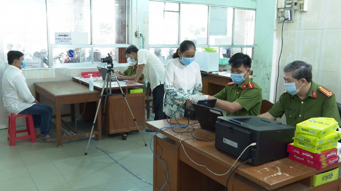 Người dân làm thủ tục cấp CCCD tại Công an tỉnh Vĩnh Long NAM LONG