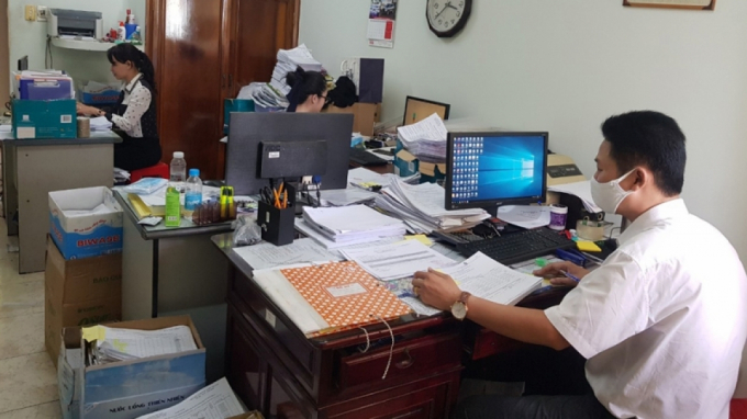 Cán bộ phòng Lao động-Thương binh và Xã hội thành phố Thủ Dầu Một phê duyệt hồ sơ cho người lao động.
