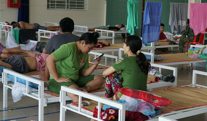 Một số người trốn thoát nghỉ ngơi trong đồn biên phòng Long Bình của Việt Nam - Ảnh: VN Express