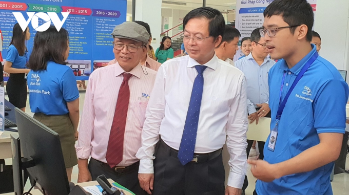 Bí thư Tỉnh ủy Bình Định Hồ Quốc Dũng (áo trắng) và Chủ tịch HĐQT Công ty TMA trong lễ giới thiệu các sản phẩm công nghệ.