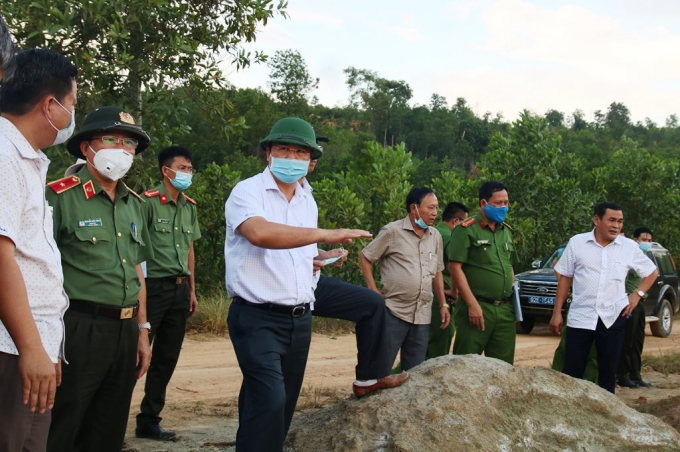 Ông Lê Trí Thanh, Chủ tịch UBND tỉnh Quảng Nam (thứ 4 từ trái qua), trong một lần trực tiếp kiểm tra tình hình khai thác vàng trái phép tại mỏ vàng Bồng Miêu MẠNH CƯỜNG