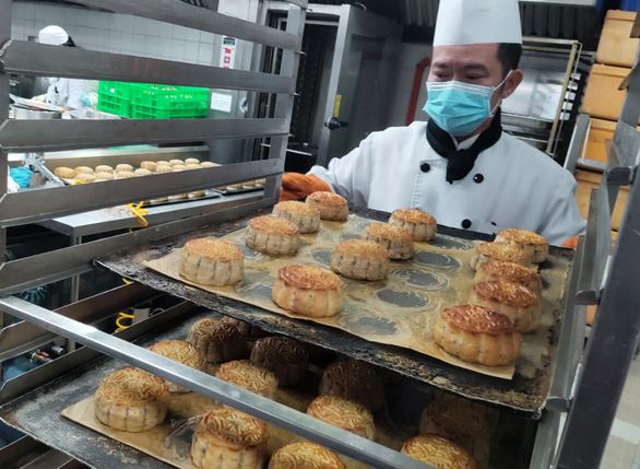 Sản xuất bánh trung thu tại một doanh nghiệp ở TP.HCM - Ảnh: N.TRÍ