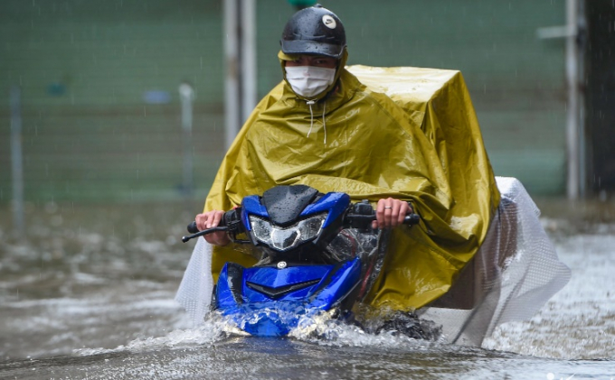 Tình trạng 'mưa là ngập' vẫn phổ biến ở nhiều tuyến đường ở phía Tây Hà Nội (Ảnh: Minh Hoàng).
