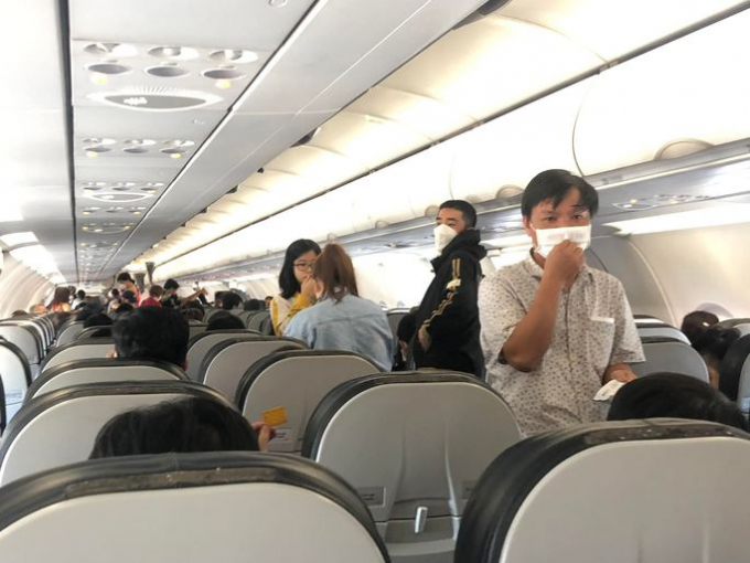 Máy bay liên tục bay vào vùng thời tiết xấu nên rất nhiều hành khách mệt mỏi, nôn ói
