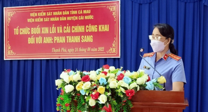 Bà Từ Thanh Thùy, Viện kiểm sát nhân dân huyện Cái Nước công khai xin lỗi ông Phan Thanh Sang, người bị truy tố oan. Ảnh: Nhật Hồ