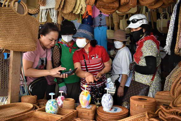 TP Nha Trang sẽ kiểm tra và xử lý nghiêm các trường hợp “chặt chém”, tăng giá bất hợp lý trong dịp lễ 2-9 - Ảnh: MINH CHIẾN