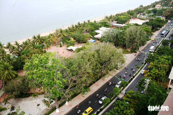 Khu vực đất công cộng tại dự án công viên Phù Đổng trên bãi biển Nha Trang (Khánh Hòa) chủ dự án chưa chịu bàn giao cho TP Nha Trang quản lý phục vụ cộng đồng - Ảnh: PHAN SÔNG NGÂN