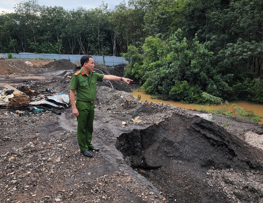 Đại tá Lê Văn Tuân cho biết rác thải tràn xuống con suối ngay bên cạnh