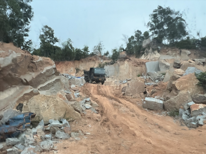 Hoạt động khai thác khoáng sản ở huyện Cam Lâm còn diễn biến phức tạp.