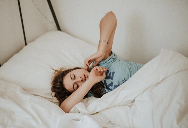 Mất ngủ làm tăng khả năng mất kết nối và tính ích kỷ. Ảnh minh họa: Kinga Cichewicz