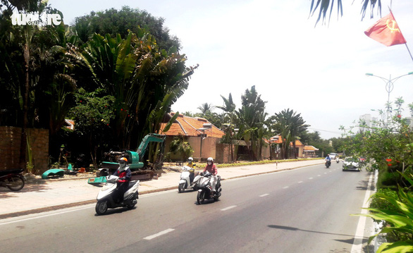 Hàng rào cây xanh khu du lịch Ana Mandara dọc đường Trần Phú, Nha Trang đã dỡ dọn nhưng các công trình, nhà nghỉ trên bãi biển Nha Trang hiện vẫn còn nguyên - Ảnh: PHAN SÔNG NGÂN
