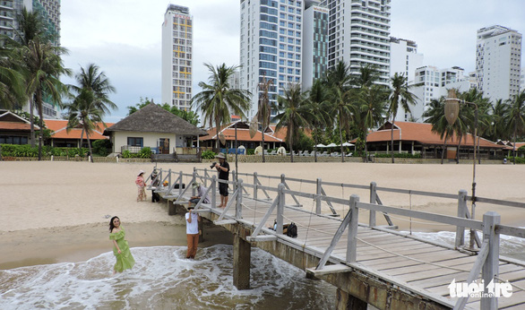 Khu du lịch Evason Ana Mandara đã bị chấm dứt cho thuê đất và hoạt động kinh doanh lưu trú nhưng chưa trả lại đất, vẫn tồn tại trên bãi biển Nha Trang - Ảnh: PHAN SÔNG NGÂN