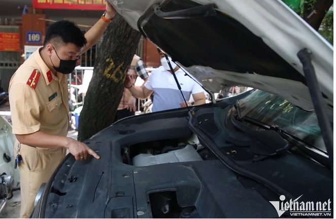 Lực lượng CSGT kiểm tra số khung, số máy của ôtô.