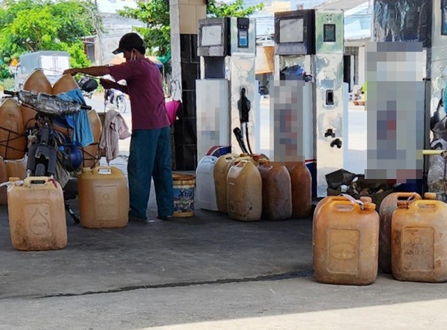 Một cửa hàng xăng, dầu ở Sóc Trăng phải mua nhiên liệu lẻ từ nơi khác để đảm bảo nguồn hàng bán cho khách quen. Ảnh: Việt Tường.