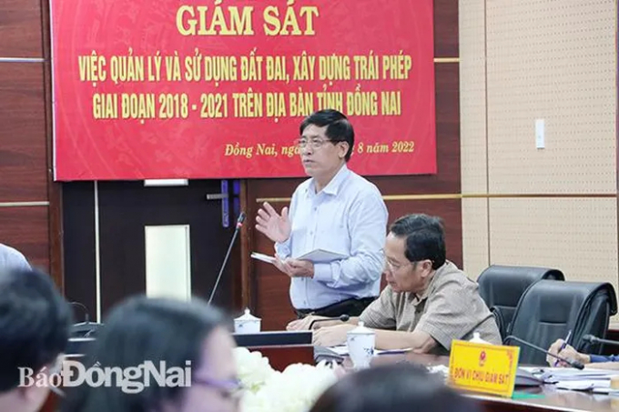 Phó giám đốc Sở TN-MT Nguyễn Ngọc Thường trả lời một số nội dung chất vấn của các đại biểu tại buổi giám sát.