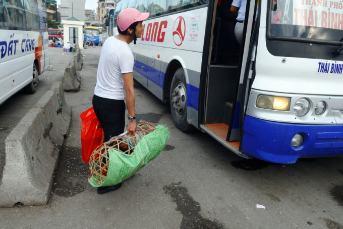 Người gửi hàng trên xe khách phải cung cấp đầy đủ, chính xác các thông tin. Ảnh: Hoàng Hà