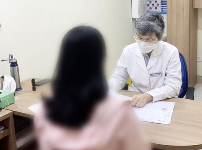 Bác sĩ khám cho bệnh nhân. Ảnh: BVCC