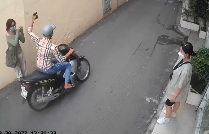 Kẻ cướp đi xe máy giật iPhone khỏi tay cô gái rồi bỏ chạy thật nhanh