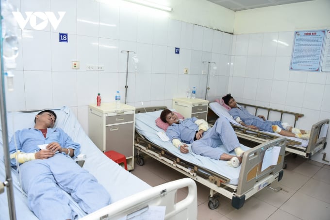 Nhiều công nhân nằm điều trị tại khoa ngoại chấn thương chỉnh hình bỏng Bệnh viện Đa khoa tỉnh Bắc Ninh.