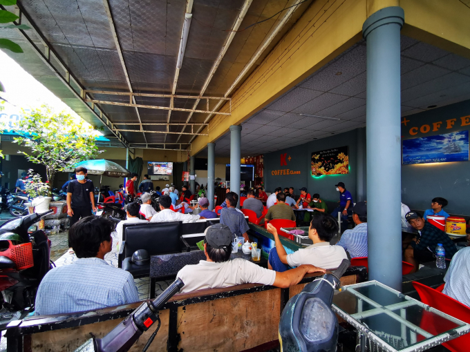Quán cà phê nơi các con bạc chơi đá gà ăn tiền trực tuyến với nhà cái ở Campuchia NAM LONG