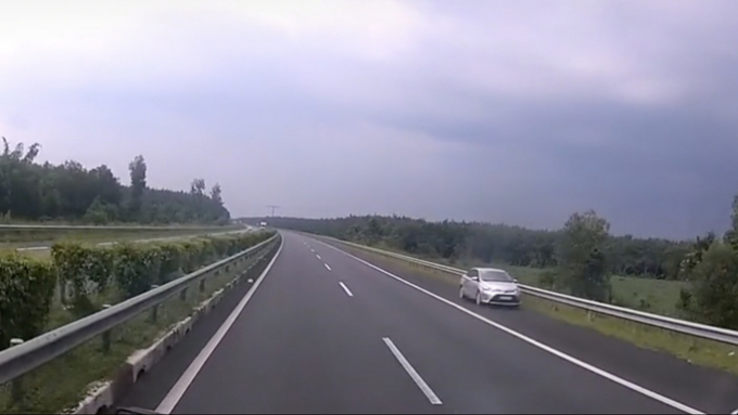 Camera hành trình trên nhiều ôtô lưu thông trên cao tốc đã ghi lại được hình ảnh chiếc ôtô chạy ngược chiều ngày 31-8.