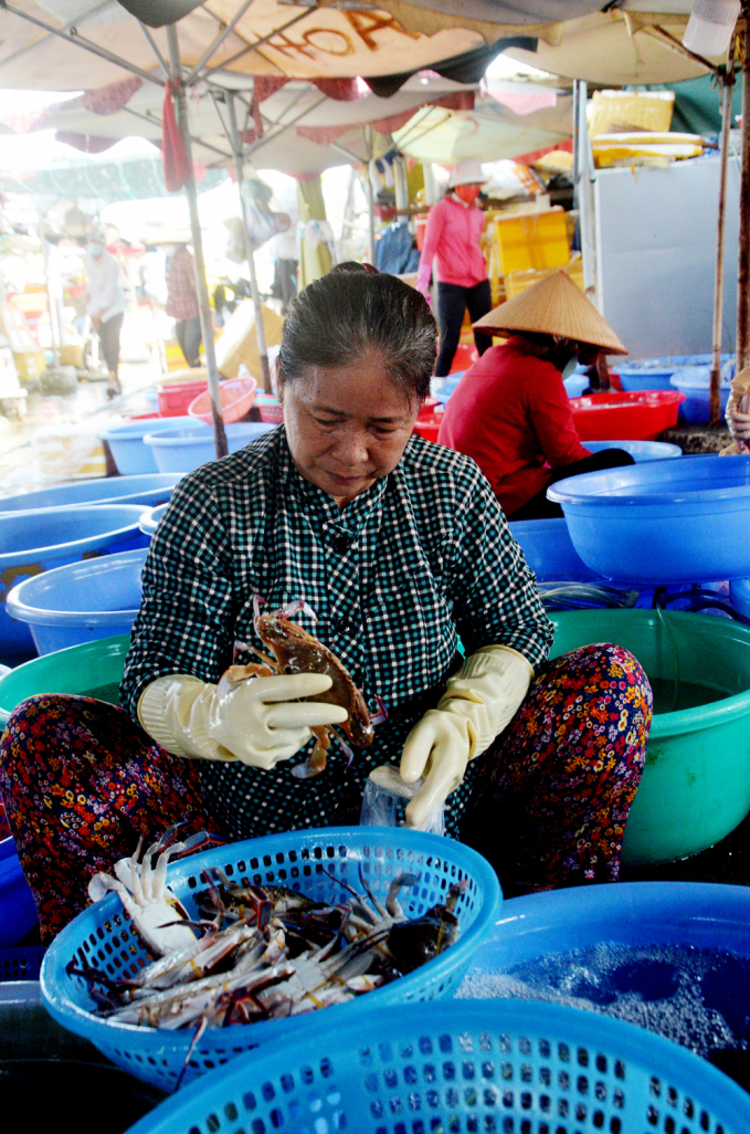 Tiểu thương chợ Phước Hải bán ghẹ cho khách sáng 2/9.