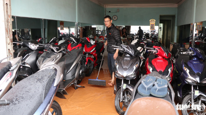 Cửa hàng xe máy trên đường Phan Đình Phùng bị ngập chiều 1-9 - Ảnh: V.L.