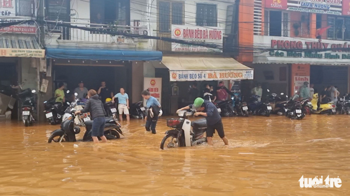 Xe người dân bị ngập trên đường Phan Đình Phùng chiều ngày 1-9 - Ảnh: PHẠM NGÂN