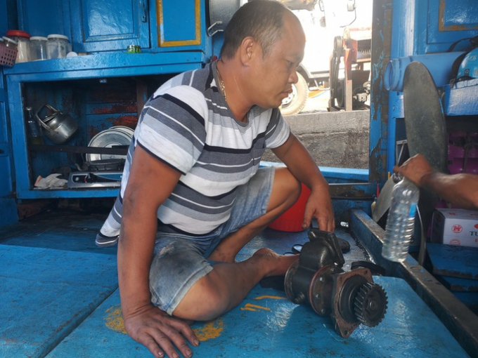 Một ngư dân ở TP Quy Nhơn bức xúc vì phải mua dầu với giá cao hơn so với giá niêm yết để cho tàu cá ra khơi