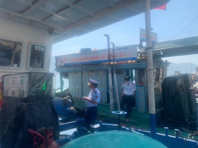 Lực lượng chức năng tiến hành tiến hành giám sát đối 1 tàu cung cấp dầu hoạt động tại khu vực cảng Quy Nhơn