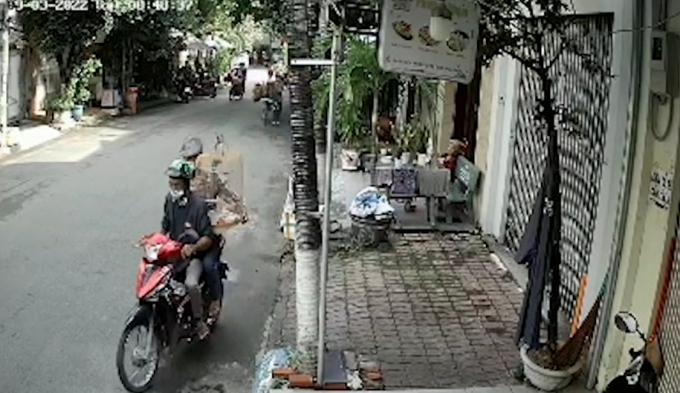 Camera ghi lại cảnh kẻ gian lấy trộm lồng chim nhà ông K. CẮT TỪ CLIP