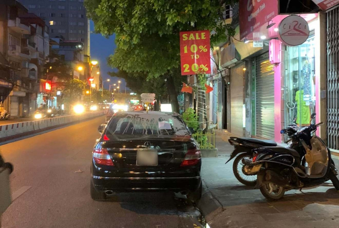Chiếc xe Mercedes đỗ từ sáng đến tối trước cửa hàng của 2 cô gái VĂN LONG