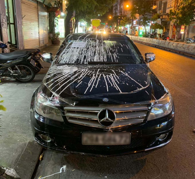 Chiếc xe Mercedes bị dán băng dính, tạt chất lỏng màu trắng nhem nhuốc VĂN LONG