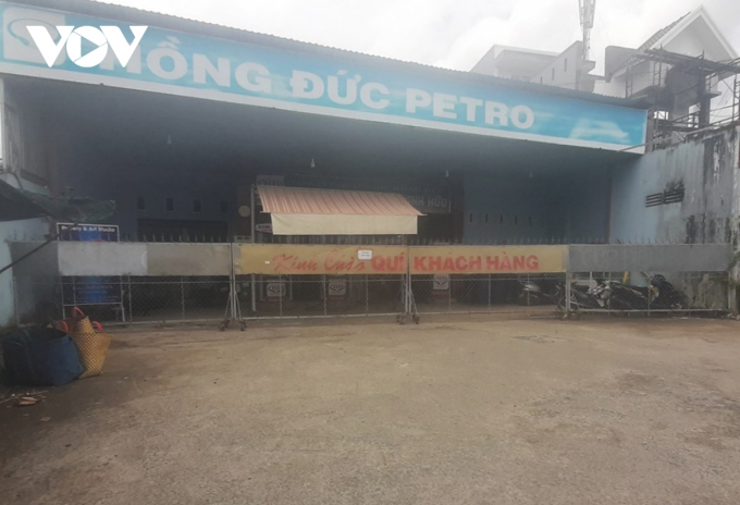 Một cửa hàng kinh doanh xăng dầu tại xã Mỹ Phong, TP. Mỹ Tho đóng cửa nghỉ bán nhưng khách hành quen thuộc đi xe gắn máy vào đổ xăng thì được 