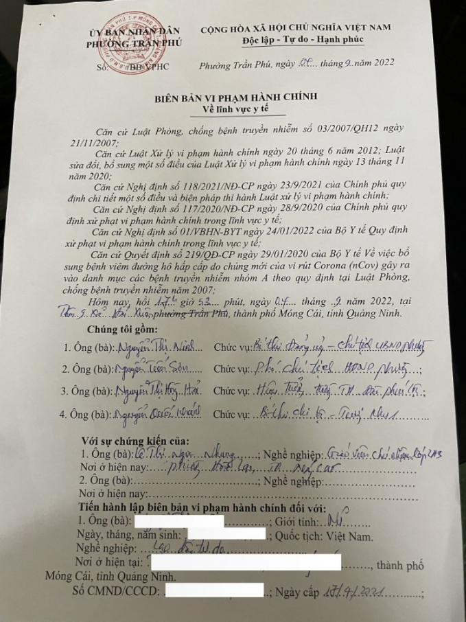 TP Móng Cái lập biên bản vi phạm hành chính đối với trường hợp phụ huynh không cho con mình được tiêm vaccine phòng Covid-19. Ảnh: CTV