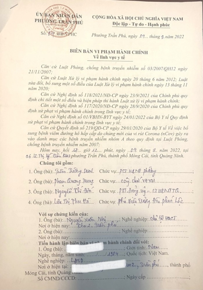 TP Móng Cái lập biên bản vi phạm hành chính đối với trường hợp phụ huynh không cho con mình được tiêm vaccine phòng COVID-19. Ảnh: CTV