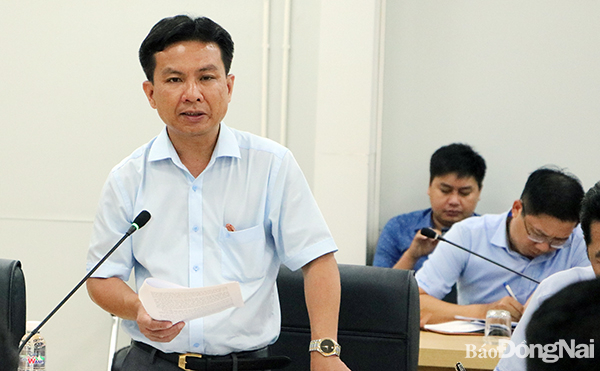 Chủ tịch UBND H.Long Thành Lê Văn Tiếp báo cáo tiến độ công tác giải phóng mặt bằng tại buổi làm việc.