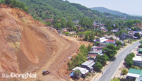 Thi công đoạn 3, dự án Cấp bách xử lý tạm thời sạt lở đất đồi tại khu vực ấp Phú Lâm 3, xã Phú Sơn, H.Tân Phú (tháng 6-2021). Ảnh: L.An
