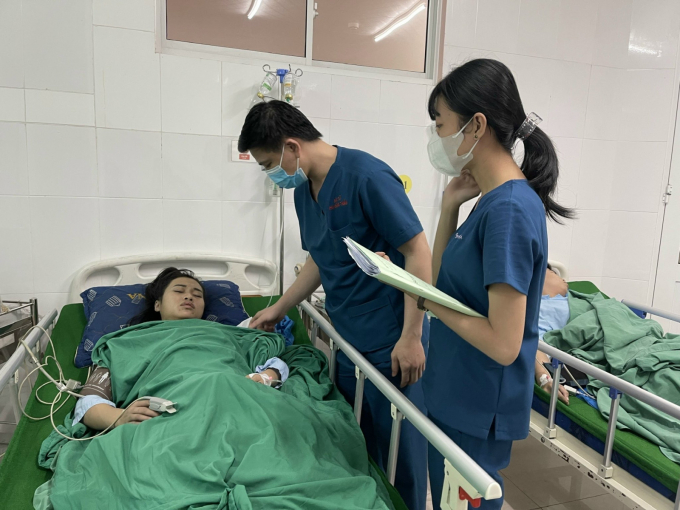 Bác sĩ Phan Đăng Thuận thăm hỏi bệnh nhân là nạn nhân vụ cháy quán karaoke An Phú.
