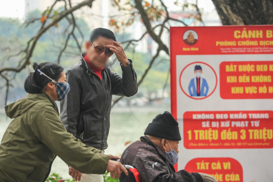 Sử dụng khẩu trang tại nơi công cộng là một biện pháp dự phòng cá nhân - Ảnh: Ngô Nhung