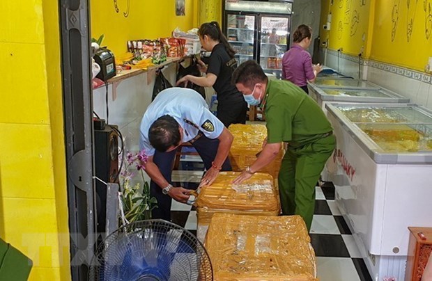 Lực lượng chức năng thành phố Cần Thơ kiểm tra hộ kinh doanh Vàng ở quận Bình Thủy, phát hiện 148kg thực phẩm đông lạnh không rõ nguồn gốc. (Ảnh: TTXVN phát)
