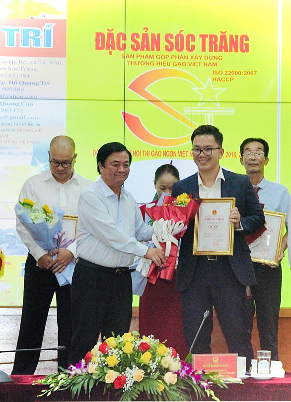 Bộ trưởng Lê Minh Hoan trao chứng nhận sản phẩm OCOP quốc gia cho đại diện Doanh nghiệp tư nhân Hồ Quang Trí - Ảnh: H.Q.C. cung cấp