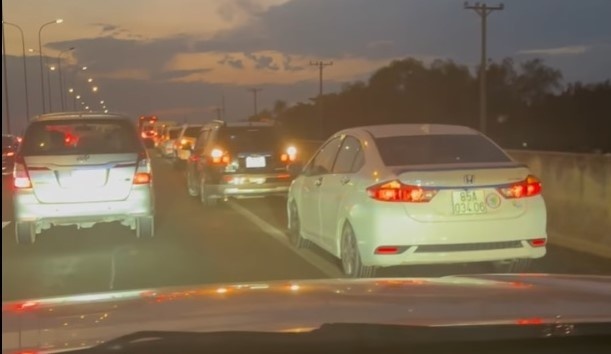 Nhiều tài xế ô tô đang lạm dụng đèn cảnh báo nguy hiểm